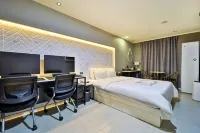HOTEL YOGI