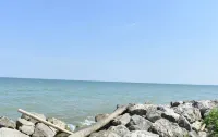Unplug and unwind at this cottage on Lake Erie bluff
