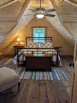 Storybook Pines — A Lakefront Family Reunion Retreat - Hytter