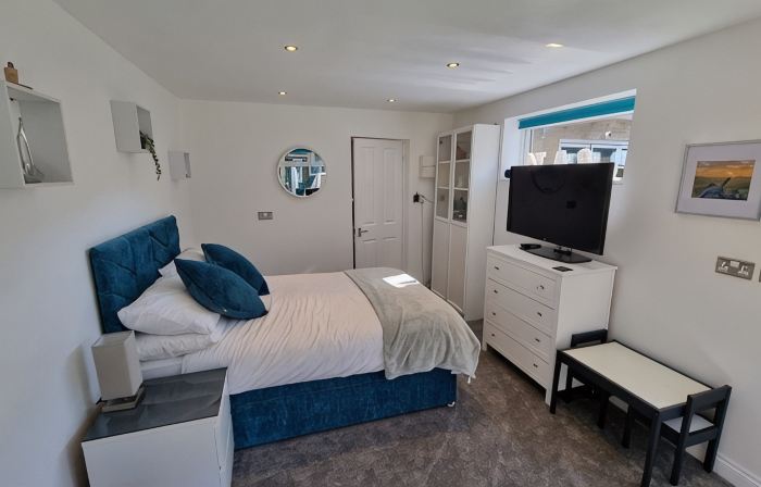 1 bed self-contained annex, with off-road parking.