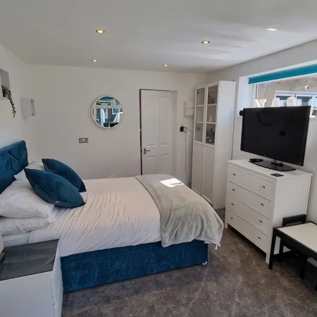 1 bed self-contained annex, with off-road parking.