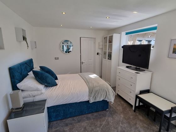 1 bed self-contained annex, with off-road parking.