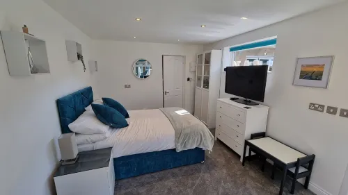 1 bed self-contained annex, with off-road parking.