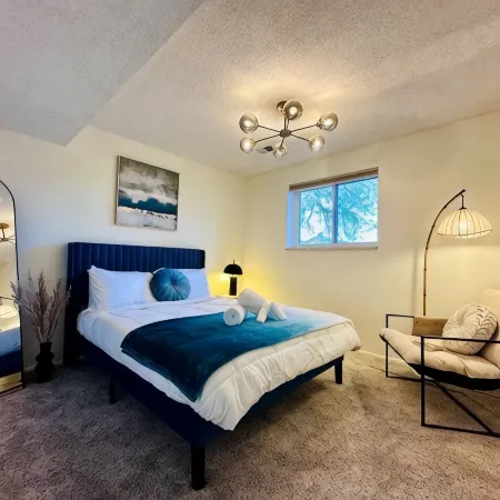 Luxe Escape in DTC << Sleep 16 >> Hot Tub, Fire Pit, Game Room & Home Gym