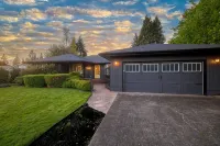 Premier Location: Group-Friendly, Walk to Autzen! - 4-Star