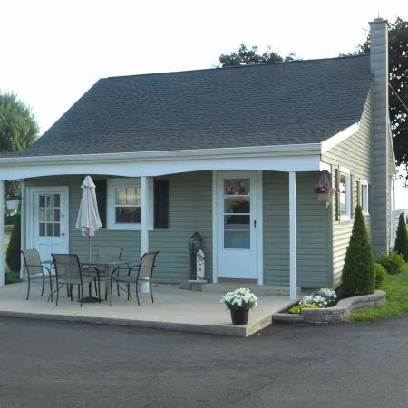 Cozy country bungalow within the Amish Community