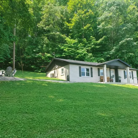 Hot Tub! Fire Pit! Picnic Area & Grill! View Hardwicks Creek Haven@Rrg