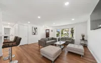 Charming 3-bedroom/ 2 Bath Single Family Home/ Schaumburg