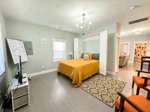 Steps Away Downtown Douthit Greenville Getaway! - Bungalows