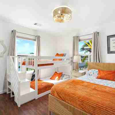 Heated Pool -Dock and 3 Min from the Beach Rooms