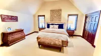 Tranquil Waters Retreat: Hot Tub, Pool & Lake Views