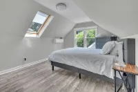 North Hills Home 4 BR/2 BA with attached studio - Bungalows