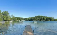 Lakefront Emerald Cove Cottage-3 bd, 2 ba -Sleeps 10 - 3-Star