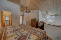 Cozy Rustic Condo minutes from Big Sky Resort & Town Center! Hot Tub & Sauna! - Balkon