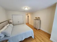 #4 Lakefront Hamlin Lake Retreat - Sleeps 10 Hotel a Hamlin Township