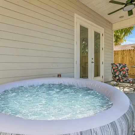 4BR, Hot Tub, Kid Friendly, Video Arcade, Jax Beach, Mayo Clinic, Fenced Yard