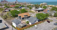Charming 2 Bedroom House & Rear Apt 1/1 with CC Bay View!