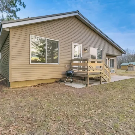 Spacious 3-Bedroom Cabin on Beautiful Blueberry Lake