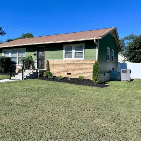 Luxury 3 BR/1 BA Home 3 Minutes to Downtown Murfreesboro & 5 Minutes to MTSU