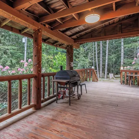Large Lodge Near Nisqually Entrance, Sleeps 18