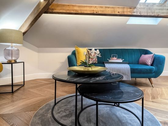 Urban Townhouse | 2BR | Stylish Loft | Prime Spot