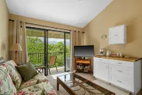 Studio with AC, lanai, and mountain views. Steps from the ocean with beach gear!
