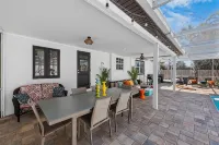 Perfect location 6 Bedroom, 4 Bathroom house. GameRoom,HeatedPool. 5min to Beach