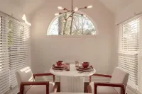 Luxurious 5-Bedroom Lakeside Retreat with Hot Tub, Fire Pit and Dolly Room - Boutique
