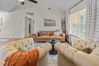 An Oasis Awaits You with Vineyard Views - Homestays