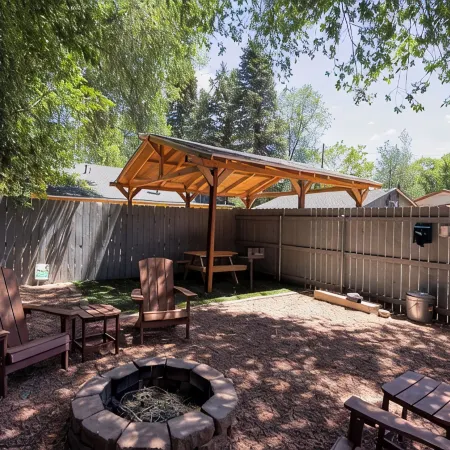 Downtown Ruby Red Bungalow w/AC, Fully Fenced Yard, W/D, 2 Smart TVs, Fast WiFi.