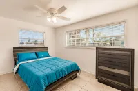 Luxury Spacious Home Pool, Boat Dock Gulf Access! Fits up to 12 people - Homestays