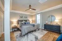 Comfortable Cottage Downtown w/Fire Pit-Walk to Dining/Taproom/Coffee Shop - Wifi