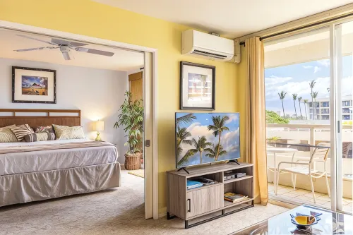 Maui Banyan fave! Ocean View, Renovated, Steps to the Beach, King Bed, Split AC - 3-Star