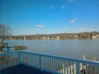 Serene 3-bedroom waterfront newly renovated house, AC, Fast WiFi, Patio - 4-Star