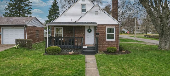 Touchdown Bungalow: Charming HOF Village Home Hotels in Stark County