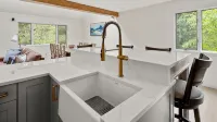 Renovated-Spacious Home Ideally Located in the Middle of Stowe - Jacuzzi