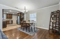 La Casa Roja - Pet-Friendly - 3Br Home - Walk to Castle & Downtown Waco - บังกะโล