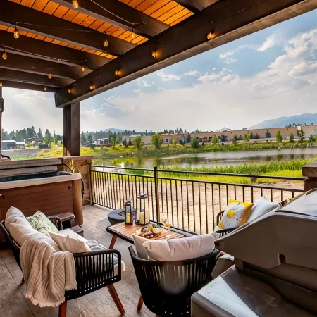 Ski & Glacier National Park Haven - Spa, Sauna, Cold Plunge & Views! فنادق في وايتفيش