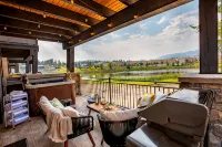 Ski & Glacier Nat Park Haven w/Spa, Sauna & Views! - Homestays