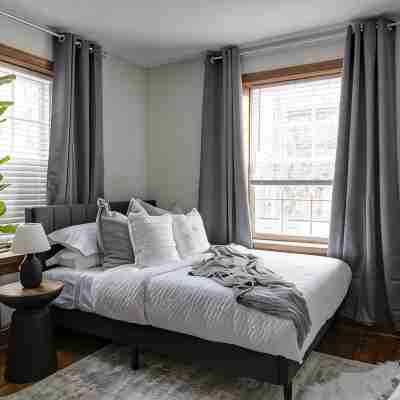 Cozy, Spacious Home Downtown Close to Night Life Rooms