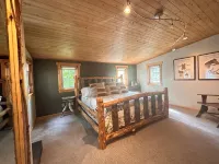 HotTub, PingPong, Firepit, 2 LivingRooms just .67 mi to beach - 4-Star