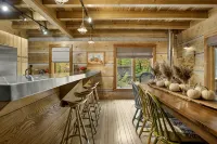 Executive Forest Sanctuary/2 King Beds, Hot Tub & Trails -Near Lake Lemon