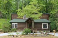 Charming 2Br Highlands Cottage with Cozy Fireplace, 3 Min to Main St & Dry Falls