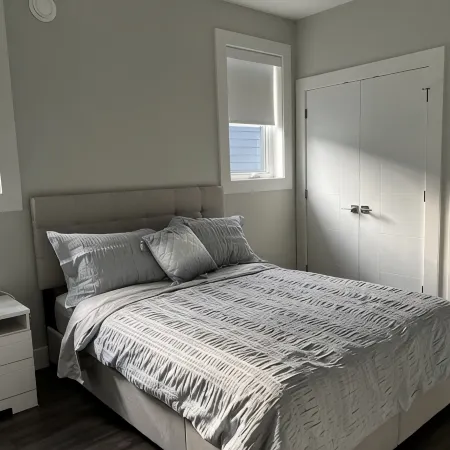 Quiet Bright Luxurious & Clean Private Modern Suite with free Parking  & A/C