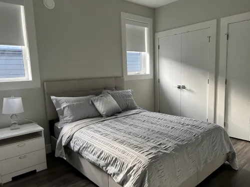 Quiet Bright Luxurious & Clean Private Modern Suite with free Parking  & A/C - Homestays
