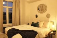 Newly Built 3-bedroom house with WiFi, Parking and AC 15 mins to the Falls - 3-Star