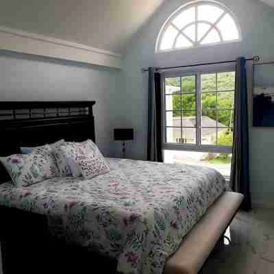 Beautiful Penthouse Apartment overlooking the Ocean. Rooms