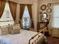 In the Heart of Apalachicola~Walk Everywhere!~Ivory Pearl Suite~Majestic Jewel