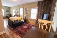 Newly remodeled, private, sunny downtown apartment; near restaurants & shopping.