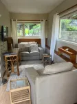 West facing Oceanfront cottage, 1 bedroom ; 4 kms  from Victoria Int. Airport - 2-نجوم